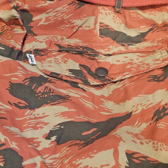 Levi's Men's Leaf Red Camo Belted Snap Cargo Shorts (Waist: 42) - Picture 3 of 6